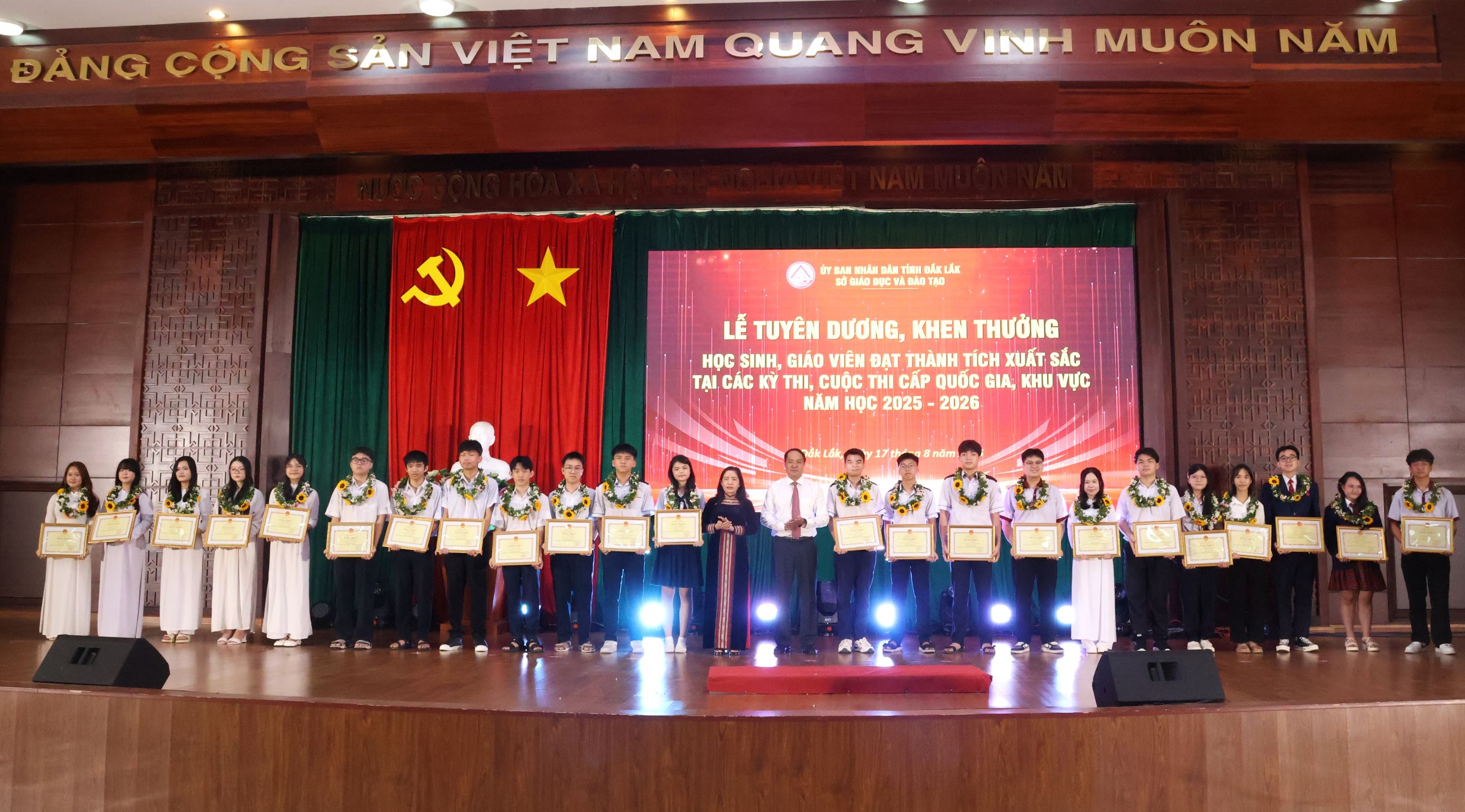 Tuyên dương, khen thưởng học sinh và giáo viên đạt thành tích xuất sắc trong các kỳ thi quốc gia, khu vực