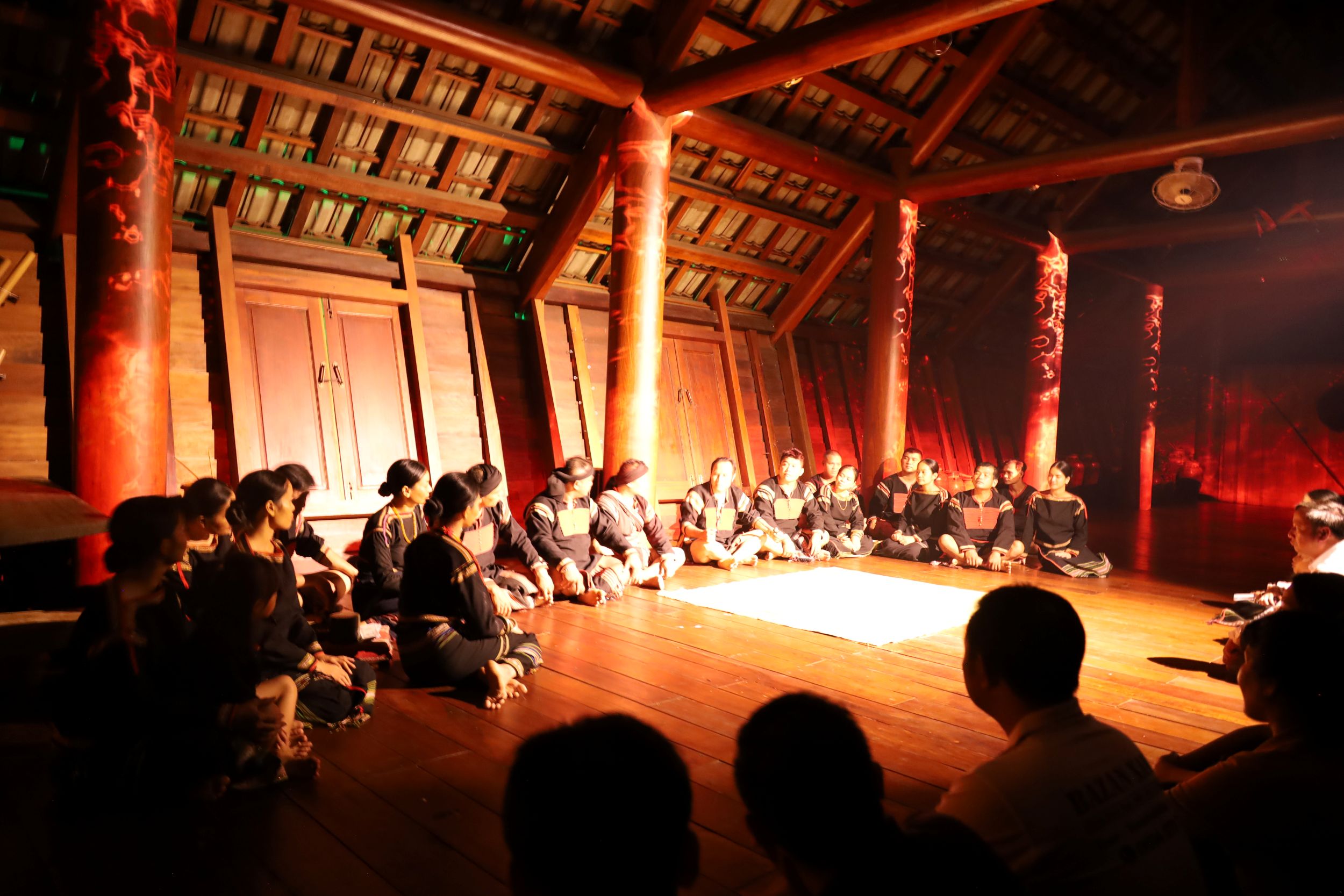 Trình diễn chương trình nghệ thuật trải nghiệm “Nhà dài show”