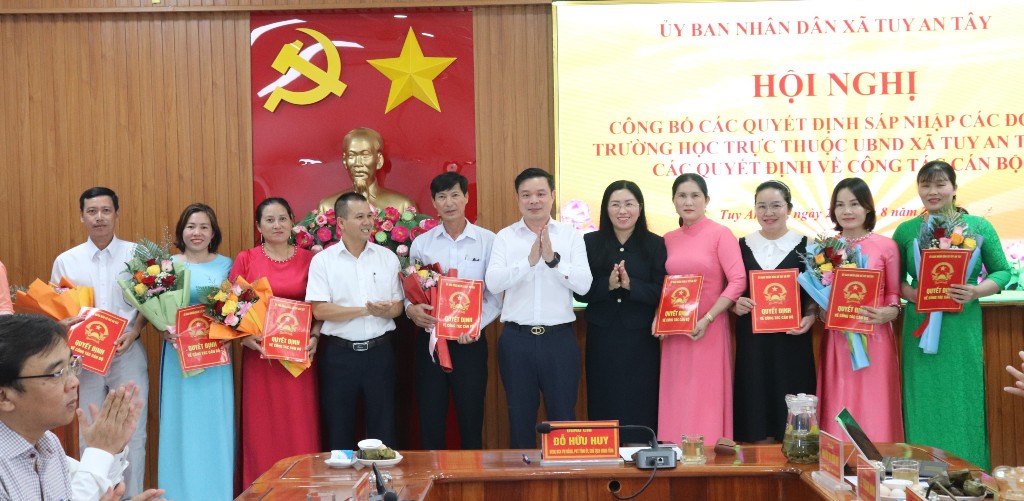 Xã Tuy An Tây công bố sáp nhập trường mầm non, tiểu học và trung học cơ sở