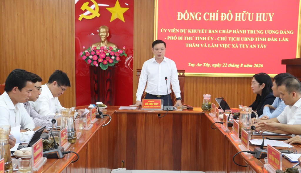 Chủ tịch UBND tỉnh Đỗ Hữu Huy làm việc với UBND xã Tuy An Tây