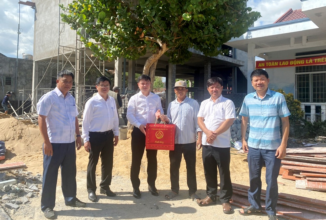 Chủ tịch UBND tỉnh Đỗ Hữu Huy kiểm tra thực tế công trình nhà tránh lũ tại phường Tuy Hòa