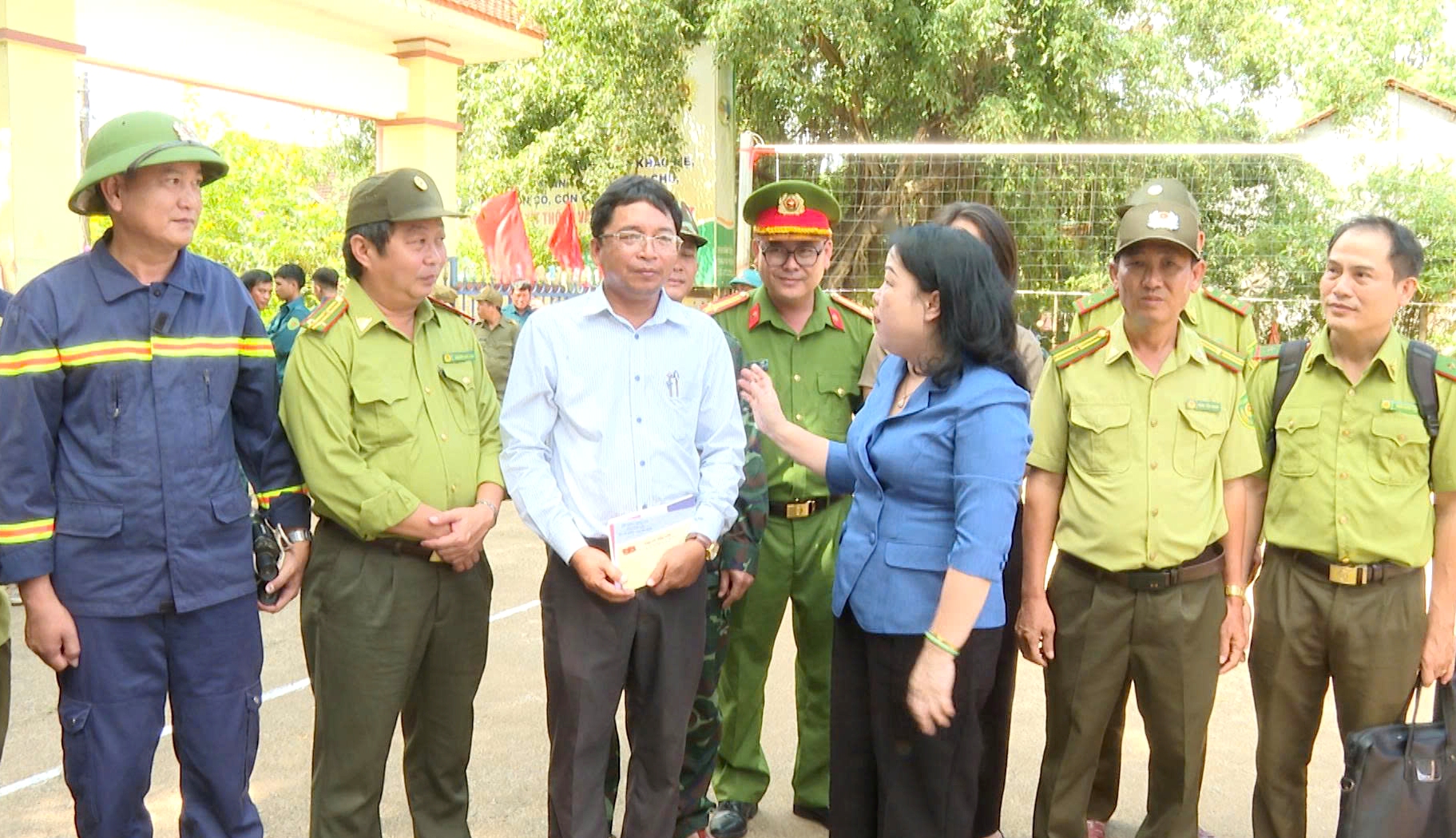 Đồng chí Cao Thị Hòa An thăm, động viên các lực lượng tham gia chữa cháy rừng tại xã Sông Hinh