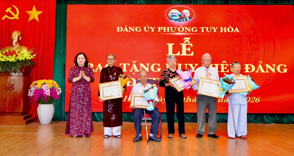Phường Tuy Hòa trao Huy hiệu Đảng cho 517 đảng viên