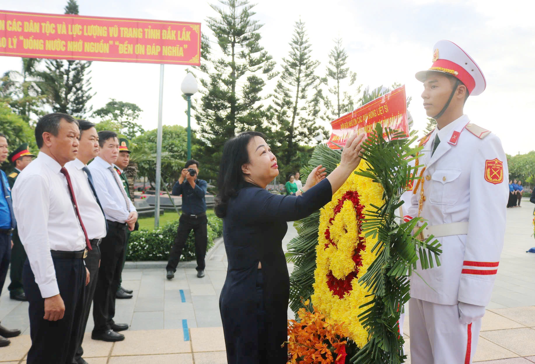 Lãnh đạo tỉnh dâng hương tri ân các anh hùng liệt sĩ