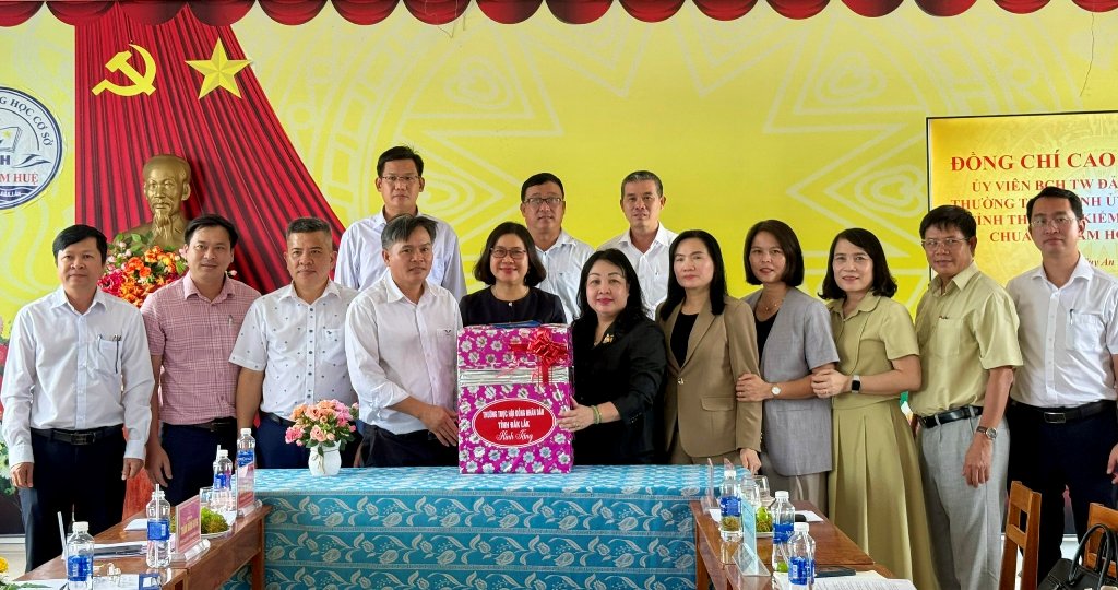 Đồng chí Cao Thị Hòa An khảo sát công tác chuẩn bị năm học mới tại Trường THCS Châu Kim Huệ
