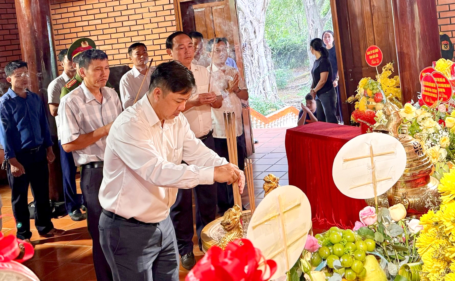 Bí thư Tỉnh ủy Lương Nguyễn Minh Triết dâng hương tại Nhà thờ Bác Hồ