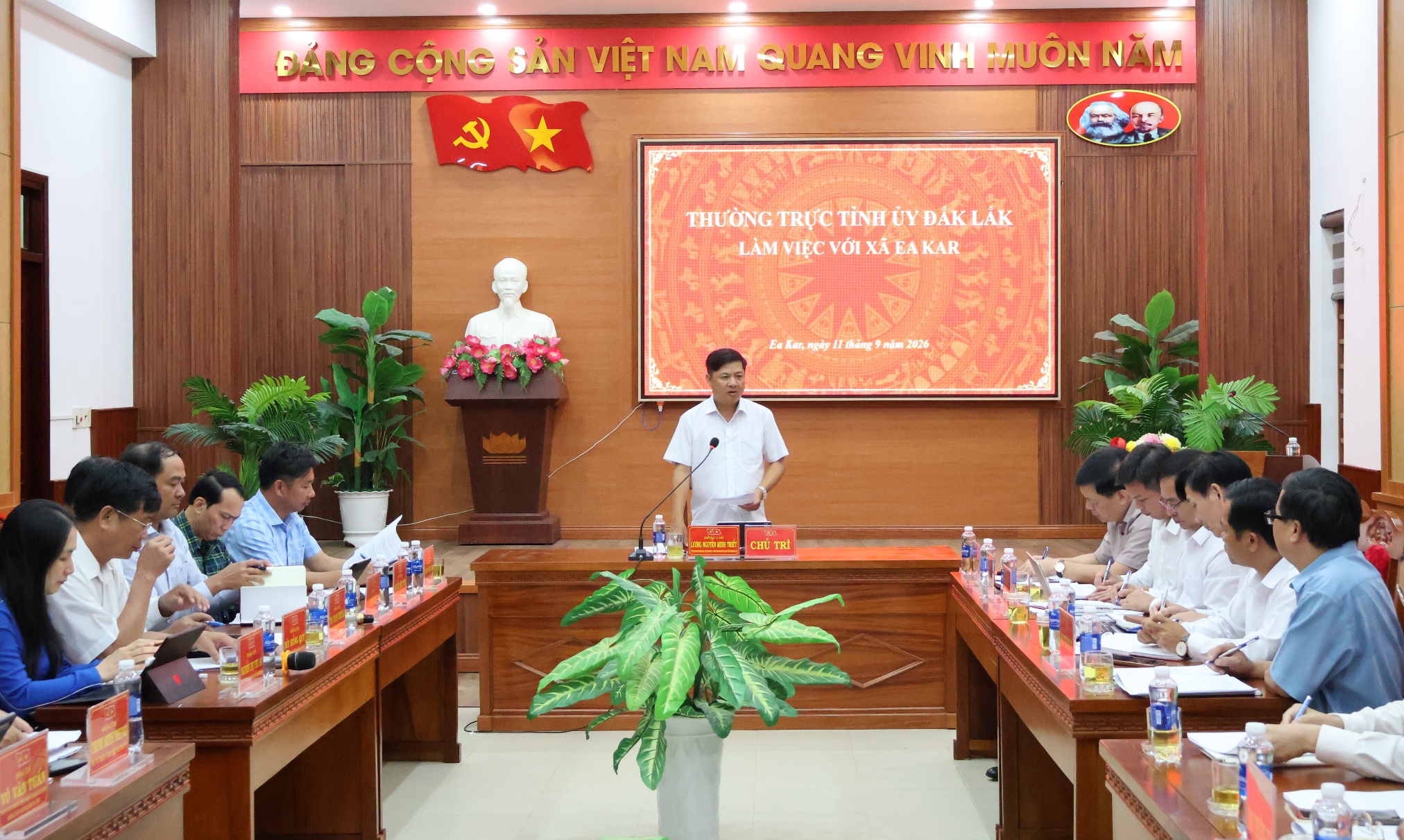 Bí thư Tỉnh ủy Lương Nguyễn Minh Triết làm việc với Ban Thường vụ Đảng ủy xã Ea Kar