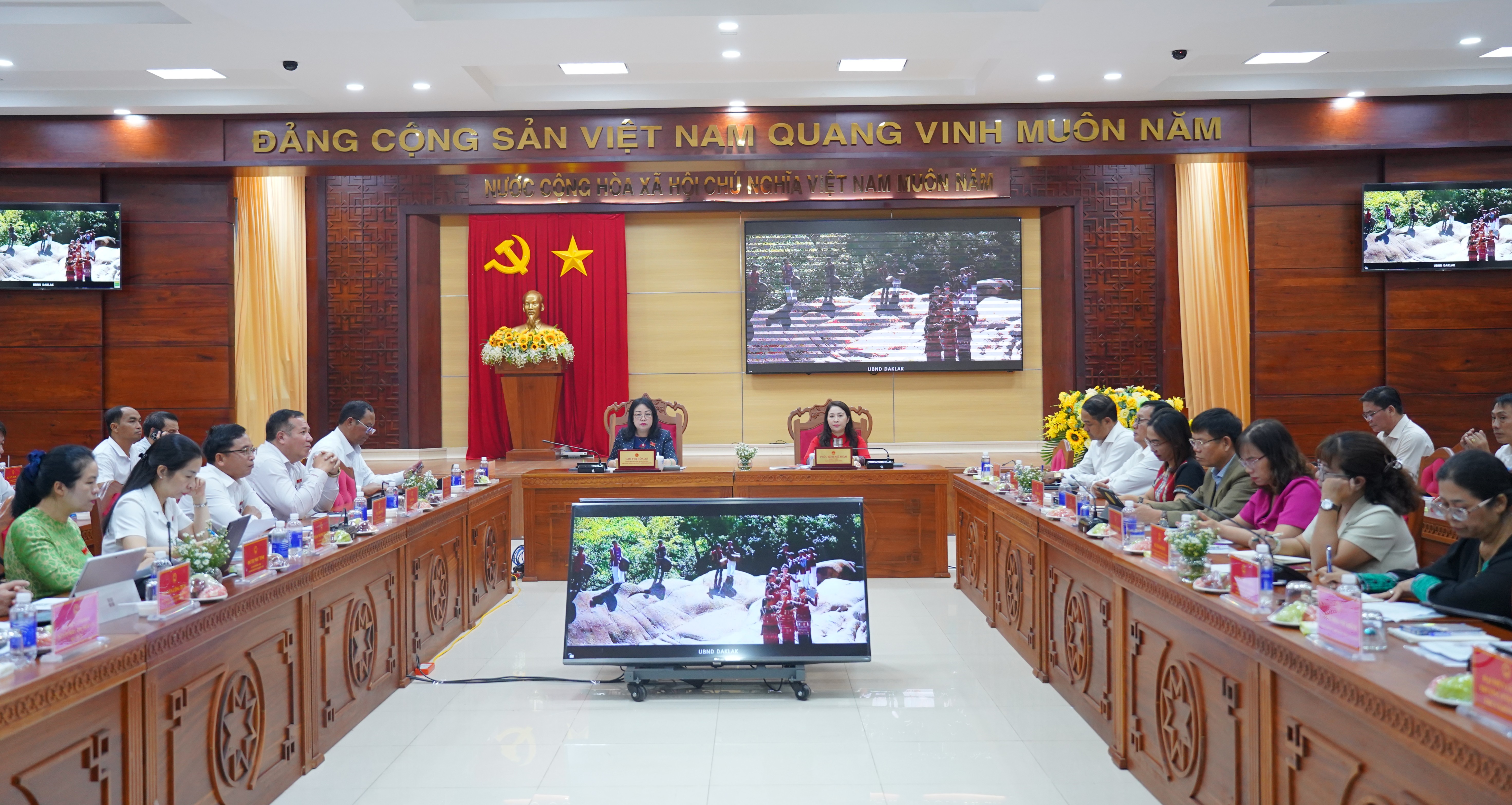 Phát triển du lịch cộng đồng gắn với bảo tồn và phát huy bản sắc văn hóa dân tộc