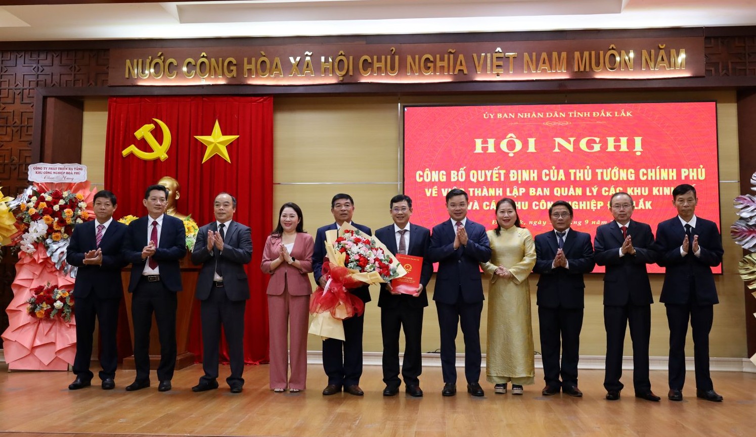 UBND tỉnh công bố Quyết định thành lập và bổ nhiệm lãnh đạo Ban Quản lý các khu kinh tế và các khu công nghiệp Đắk Lắk