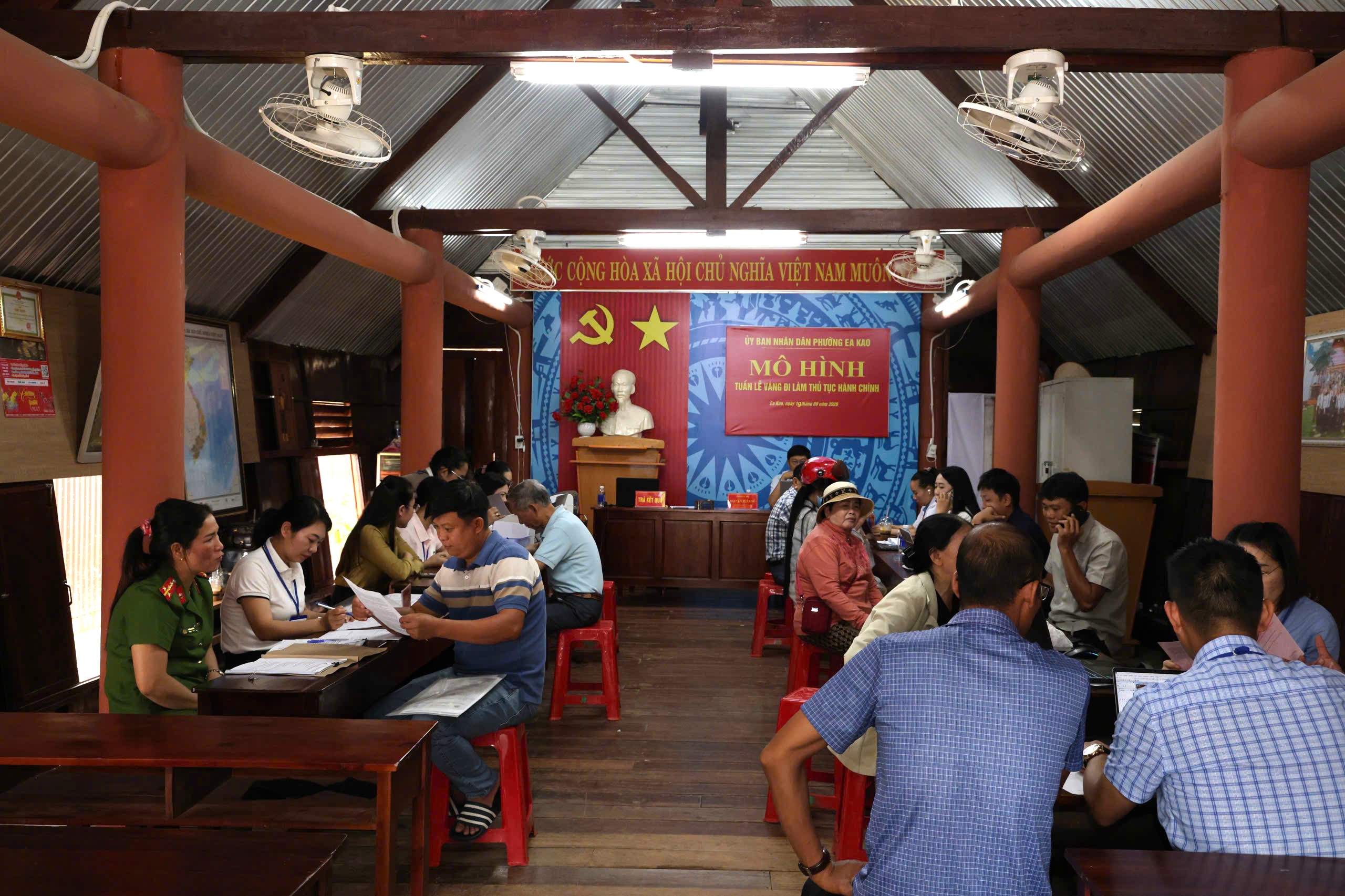 Phường Ea Kao đưa dịch vụ công trực tiếp phục vụ Nhân dân buôn M'Duk