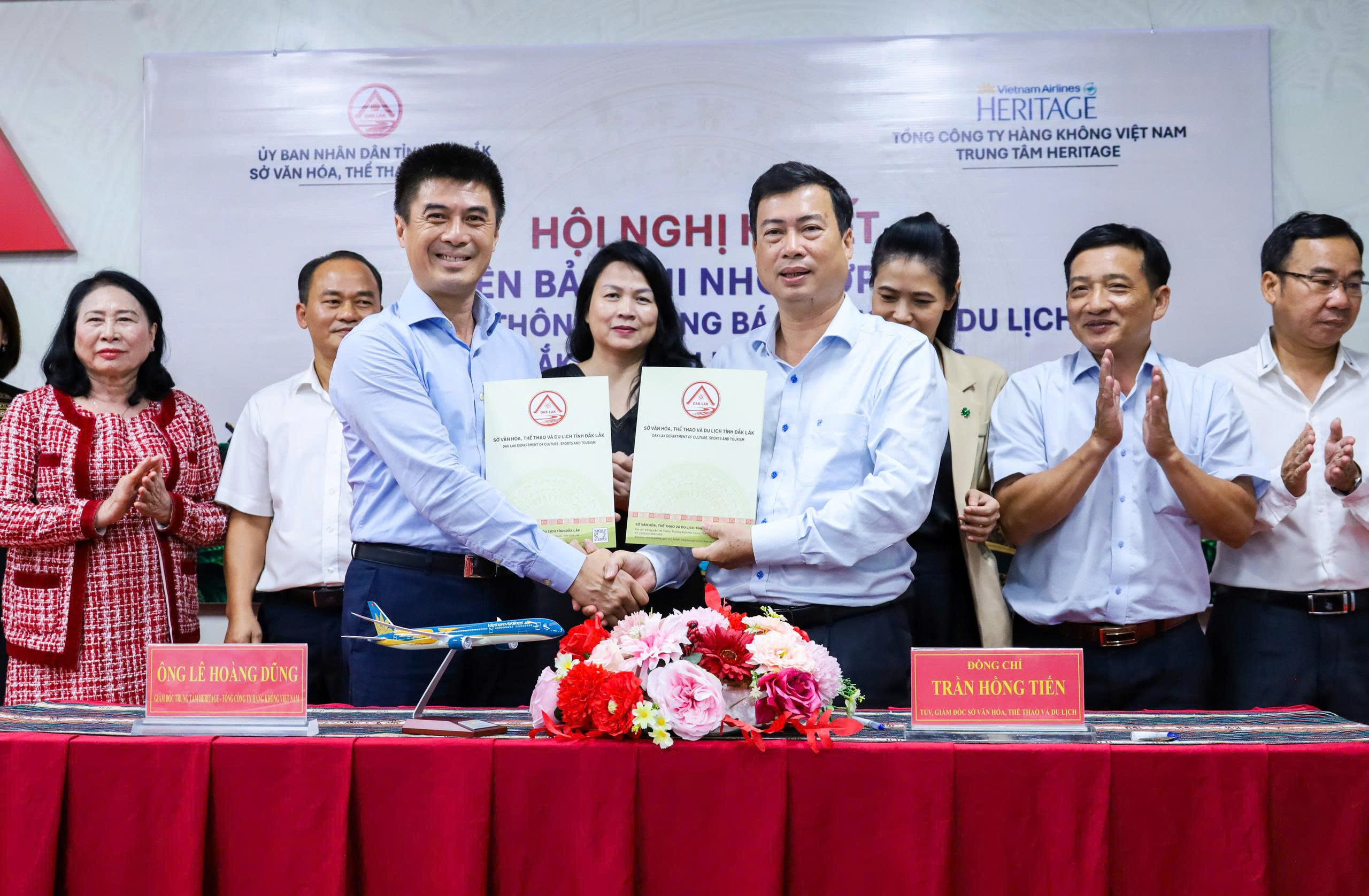 Đắk Lắk ký kết hợp tác đưa ấn phẩm Heritage Guide và phim quảng bá lên các chuyến bay Vietnam Airlines