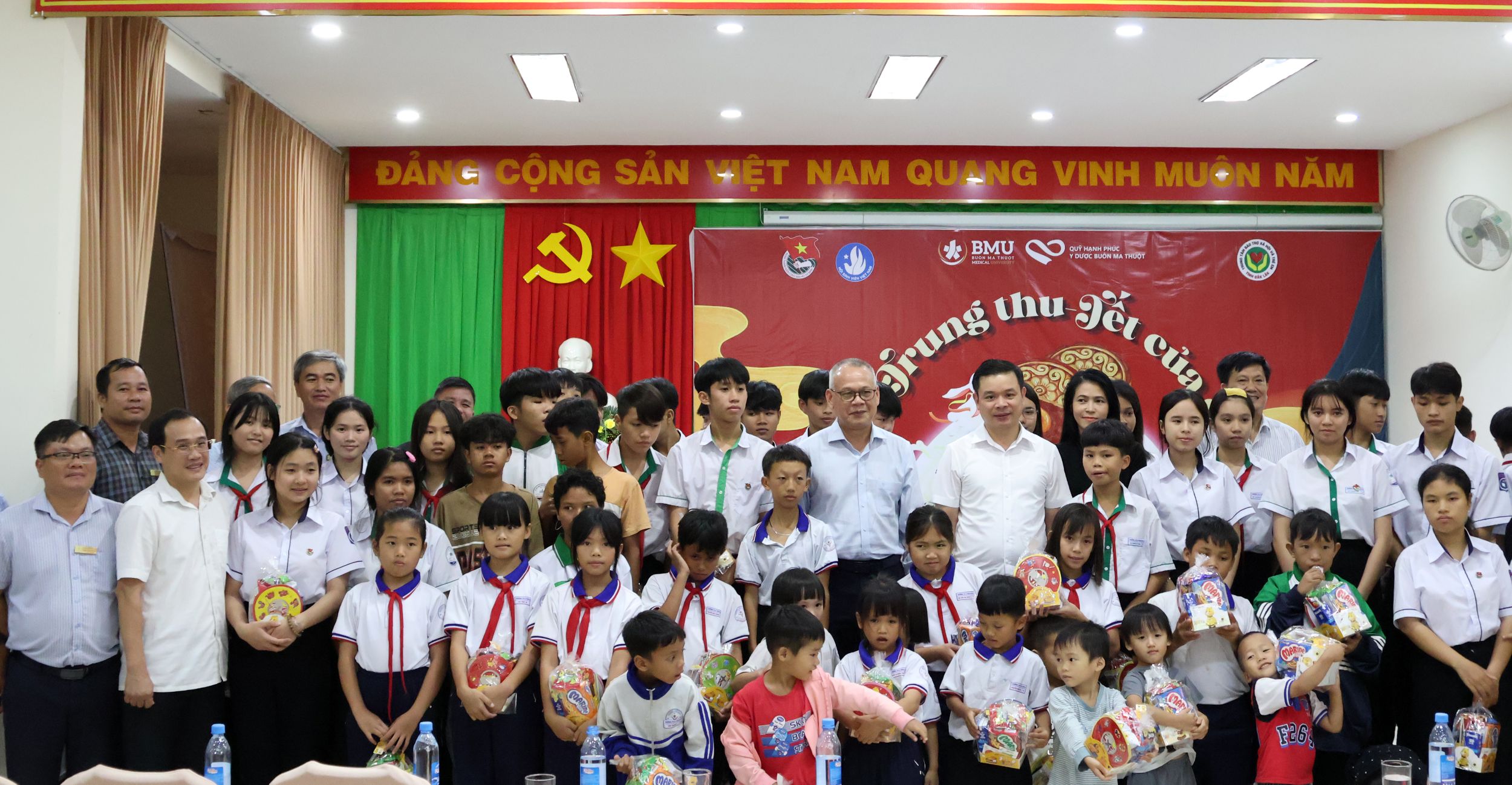 Chủ tịch UBND tỉnh Đỗ Hữu Huy thăm, tặng quà Trung thu cho trẻ em tại Trung tâm Bảo trợ xã hội và Trẻ em tỉnh