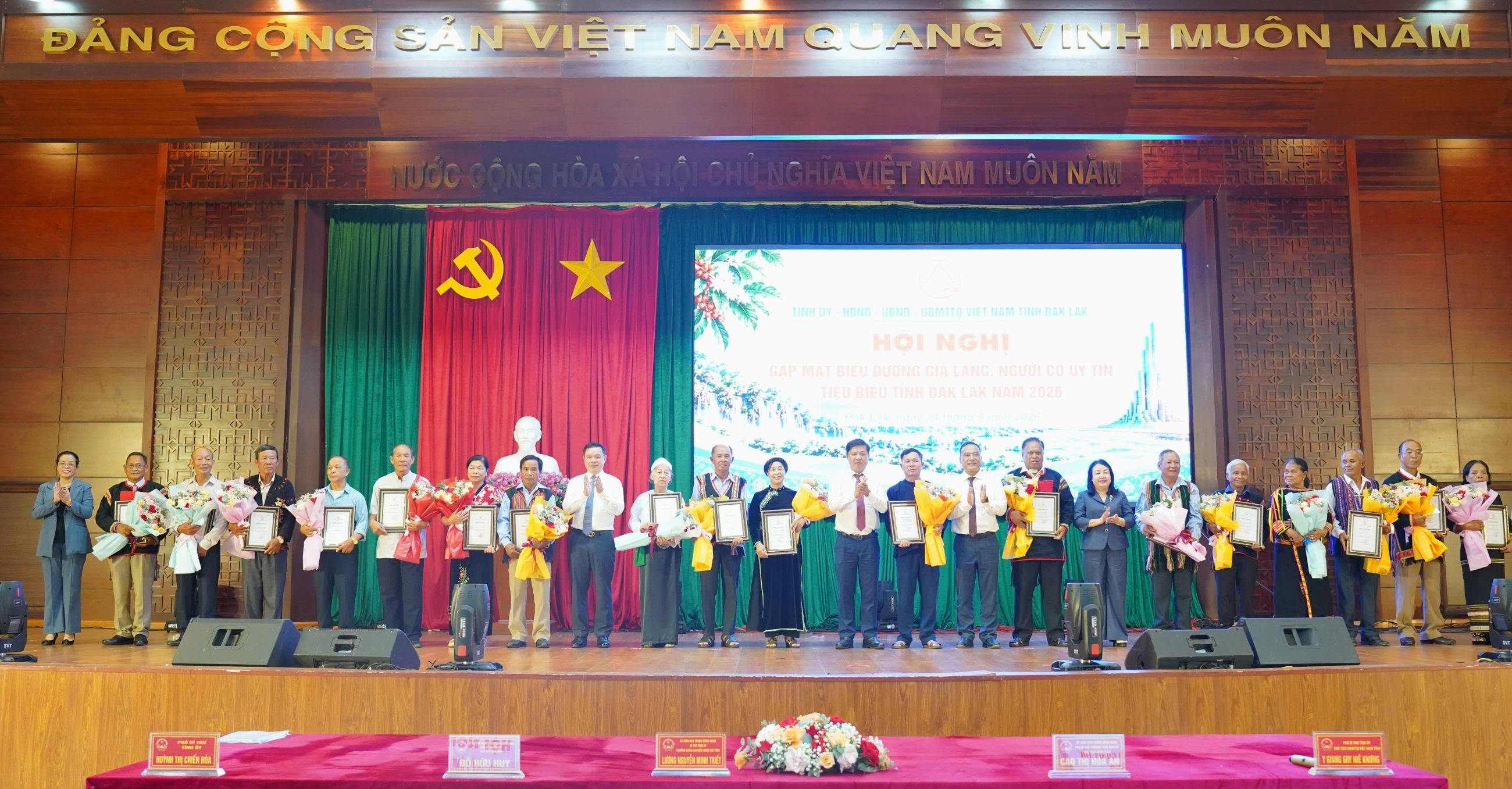 Gặp mặt, biểu dương già làng, người có uy tín tiêu biểu tỉnh Đắk Lắk năm 2026