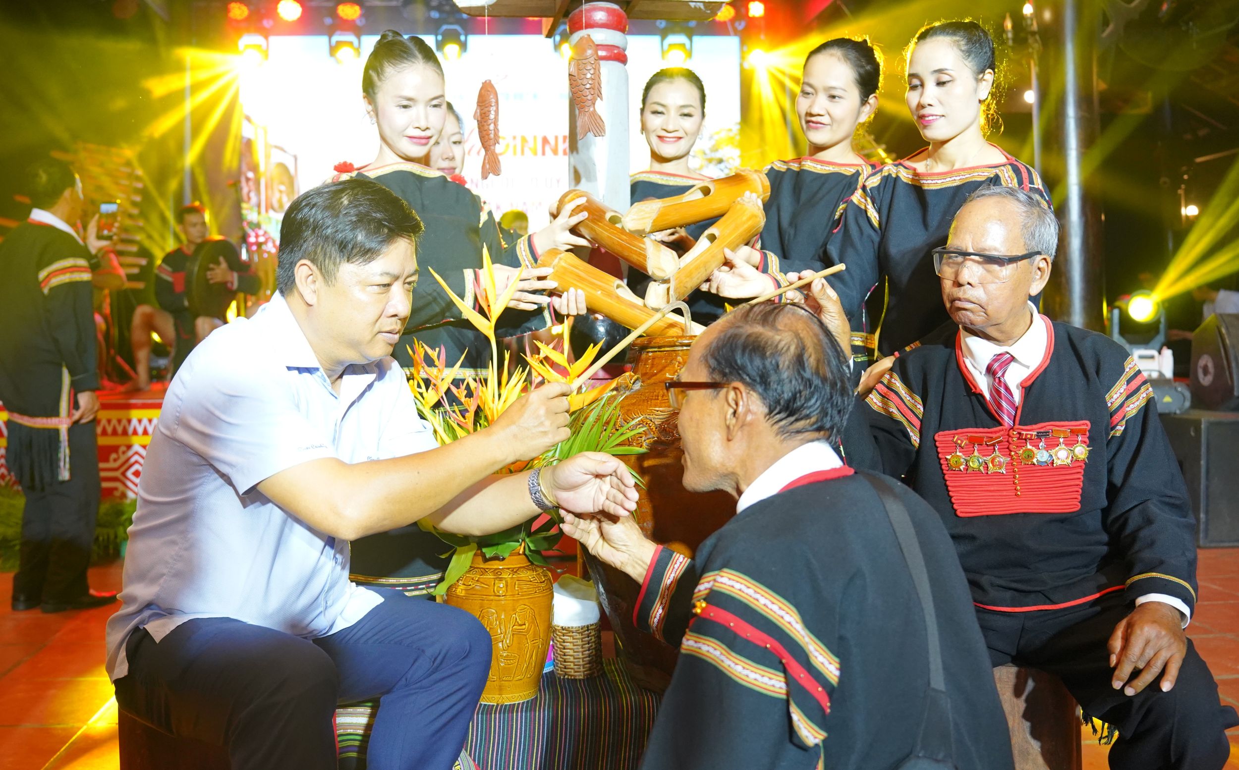 Ấm áp chương trình gala giao lưu văn nghệ, cồng chiêng chào mừng các già làng, người có uy tín tiêu biểu