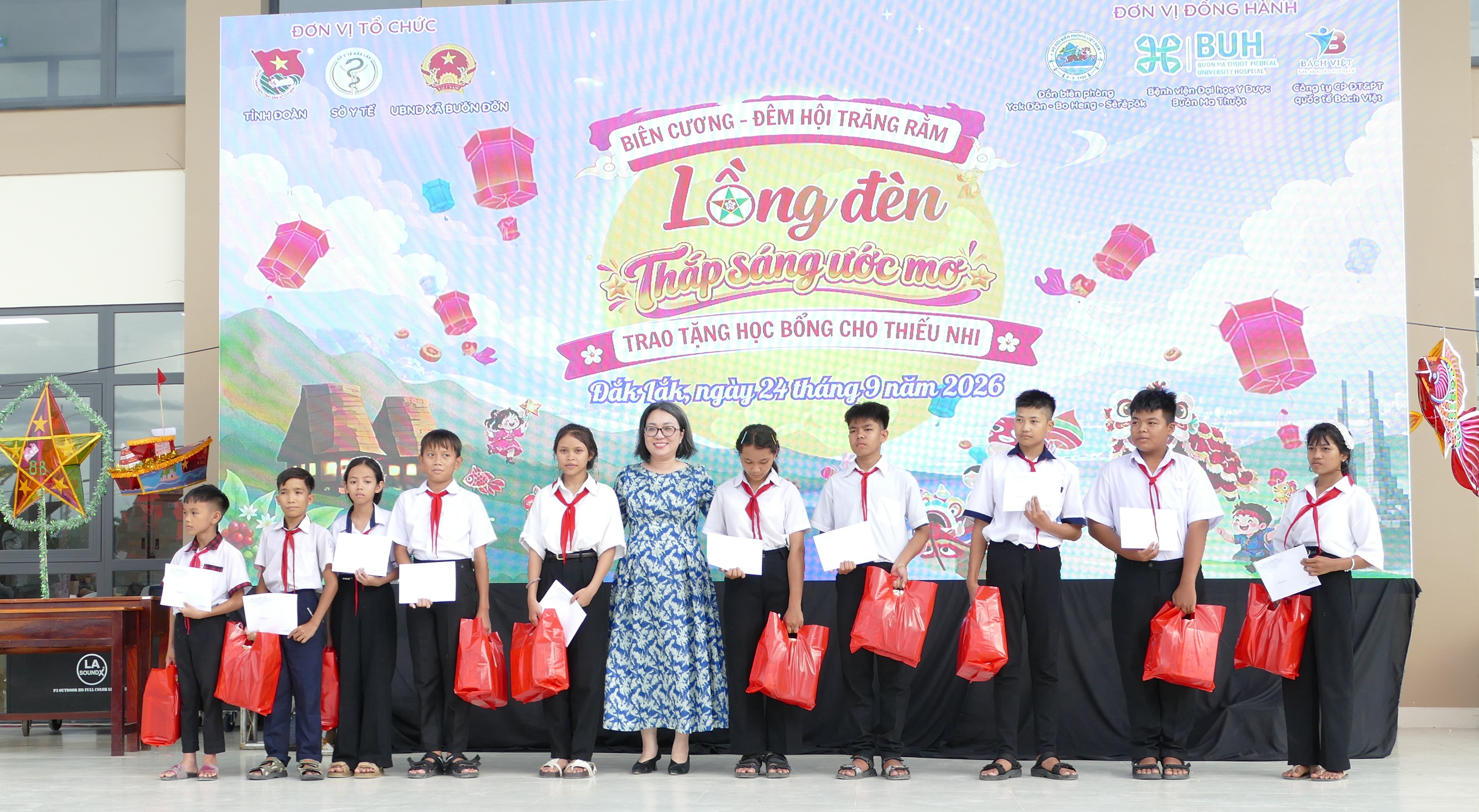 Sôi nổi chương trình “Biên cương Đêm hội Trăng rằm – Lồng đèn thắp sáng ước mơ” tại xã Buôn Đôn