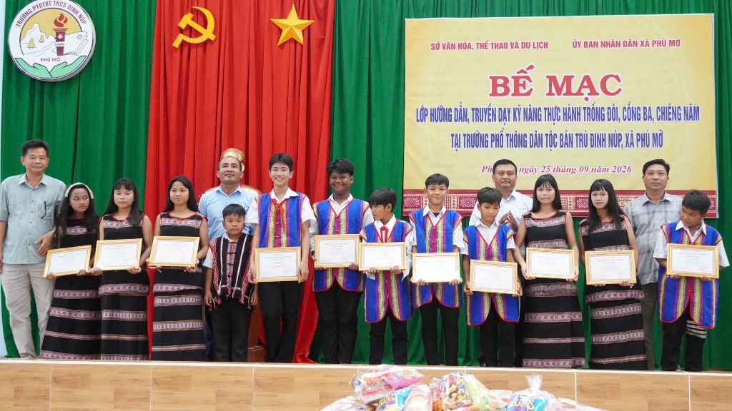 Bế mạc lớp truyền dạy trống đôi, cồng 3, chiêng 5 và múa xoang tại Phú Mỡ