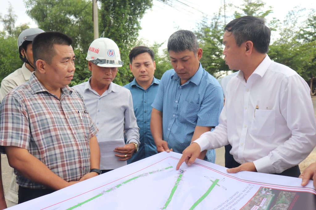 Phó Chủ tịch UBND tỉnh Đào Mỹ kiểm tra tiến độ giải phóng mặt bằng tuyến đường bộ ven biển
