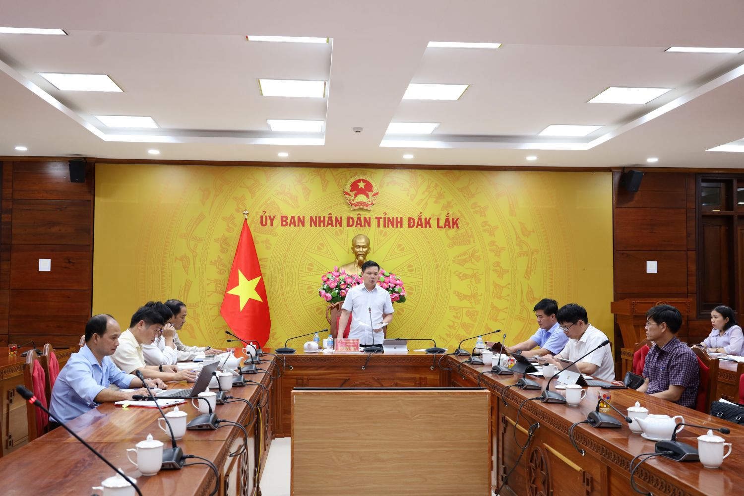 Chủ tịch UBND tỉnh Đỗ Hữu Huy: Tăng tốc giải ngân vốn đầu tư công, kiên quyết thay thế cán bộ yếu kém