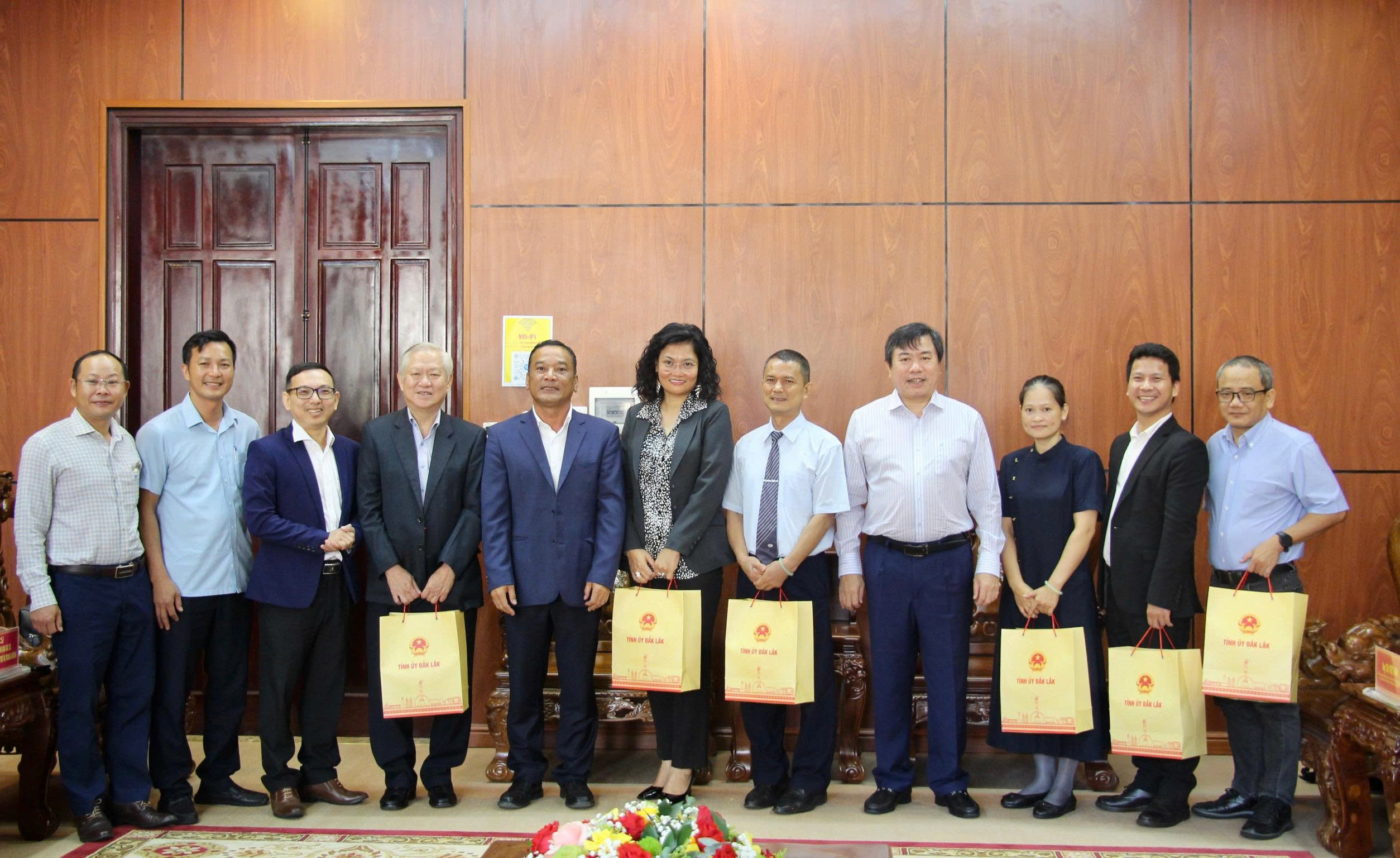 Phó Bí thư Tỉnh ủy Y Giang Gry Niê Knơng chào xã giao đại diện tổ chức phi chính phủ nước ngoài