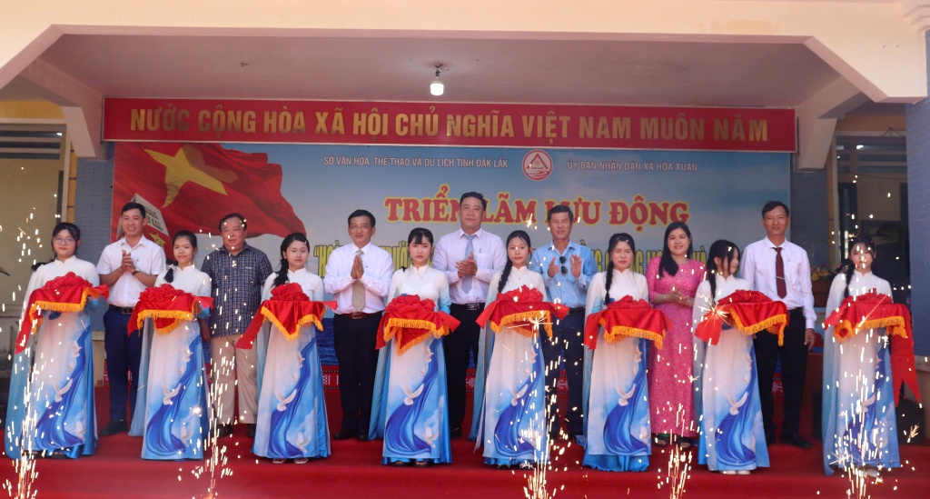 Triễn lãm “Hoàng sa, Trường Sa của Việt Nam - Những bằng chứng lịch sử và pháp lý” tại xã Hoà Xuân