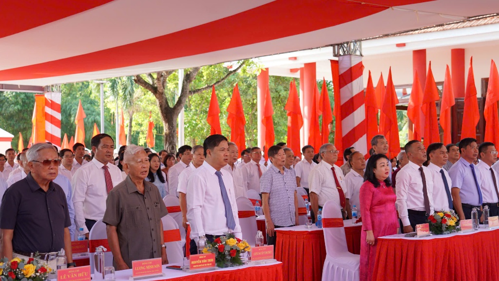 Dâng hương kỷ niệm 96 năm Ngày thành lập Chi bộ Đảng Cộng sản đầu tiên ở Phú Yên