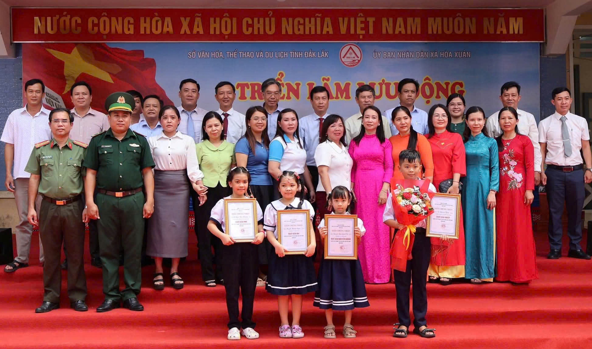 Hơn 2.000 lượt người tham quan triển lãm Hoàng Sa, Trường Sa tại xã Hòa Xuân