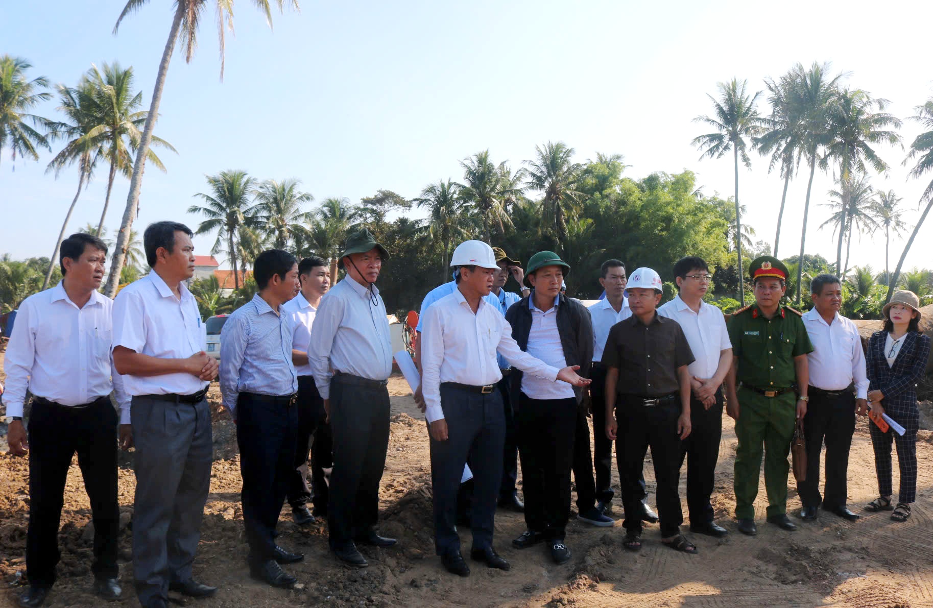 Phó Chủ tịch UBND tỉnh Đào Mỹ kiểm tra tiến độ giải phóng mặt bằng tuyến đường ven biển