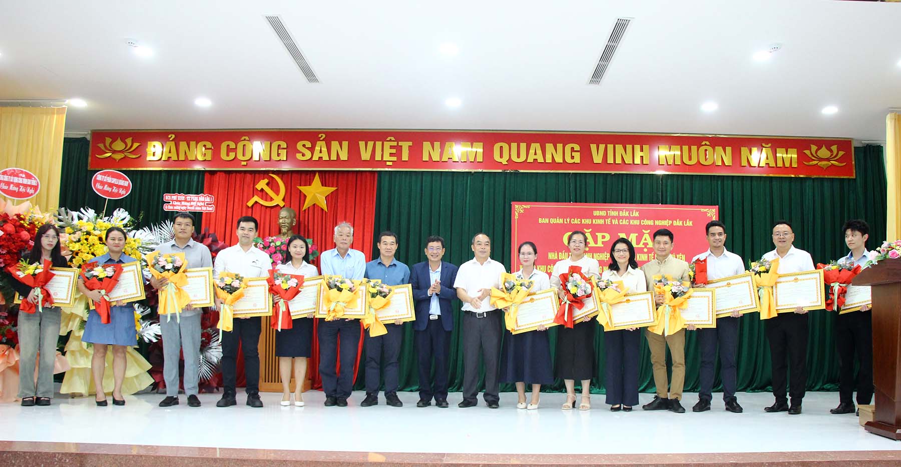 Gặp mặt doanh nghiệp, nhà đầu tư trong các khu kinh tế, khu công nghiệp