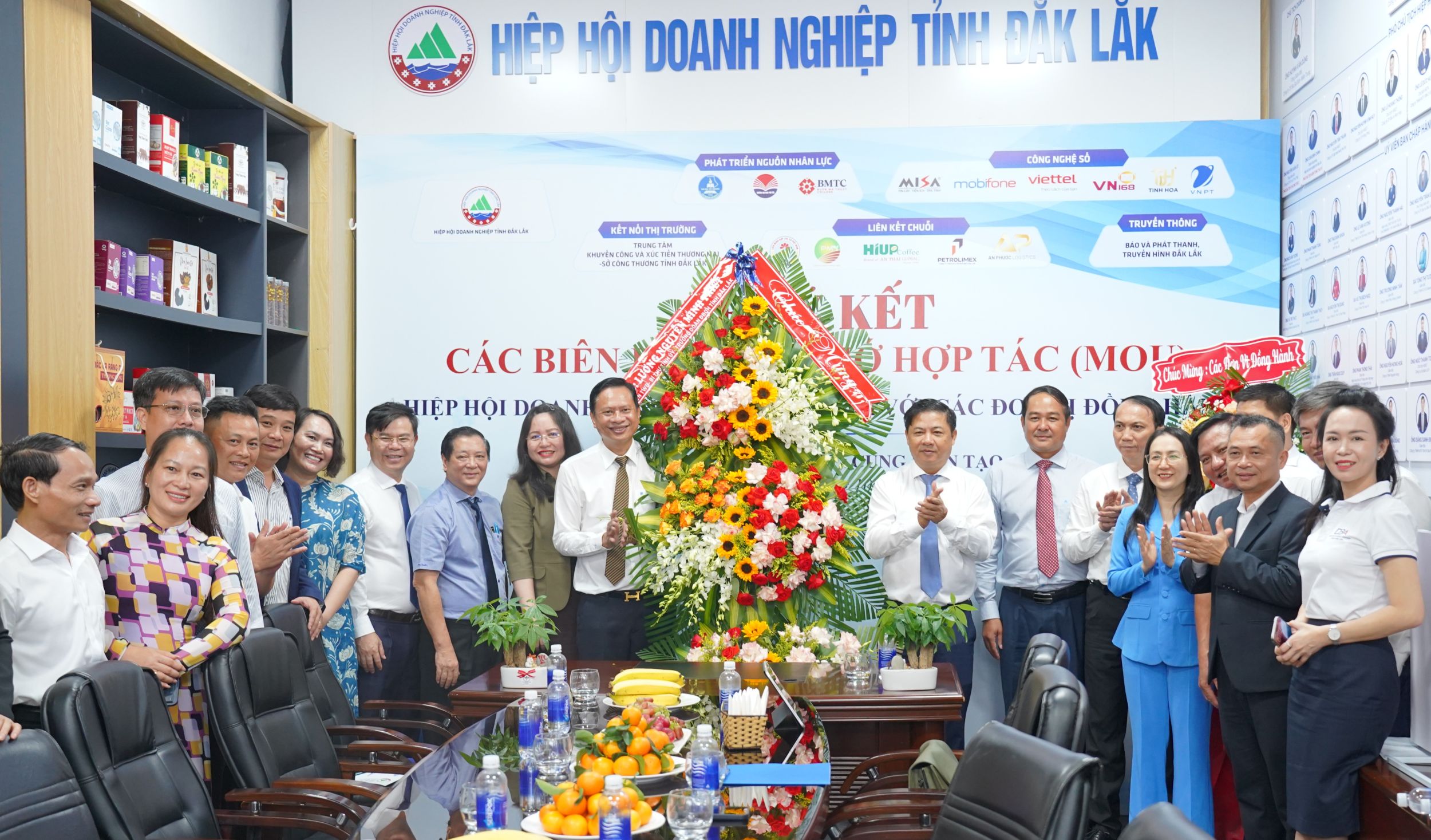 Lãnh đạo tỉnh Đắk Lắk thăm, chúc mừng các đơn vị, doanh nghiệp nhân kỷ niệm Ngày Doanh nhân Việt Nam 13/10