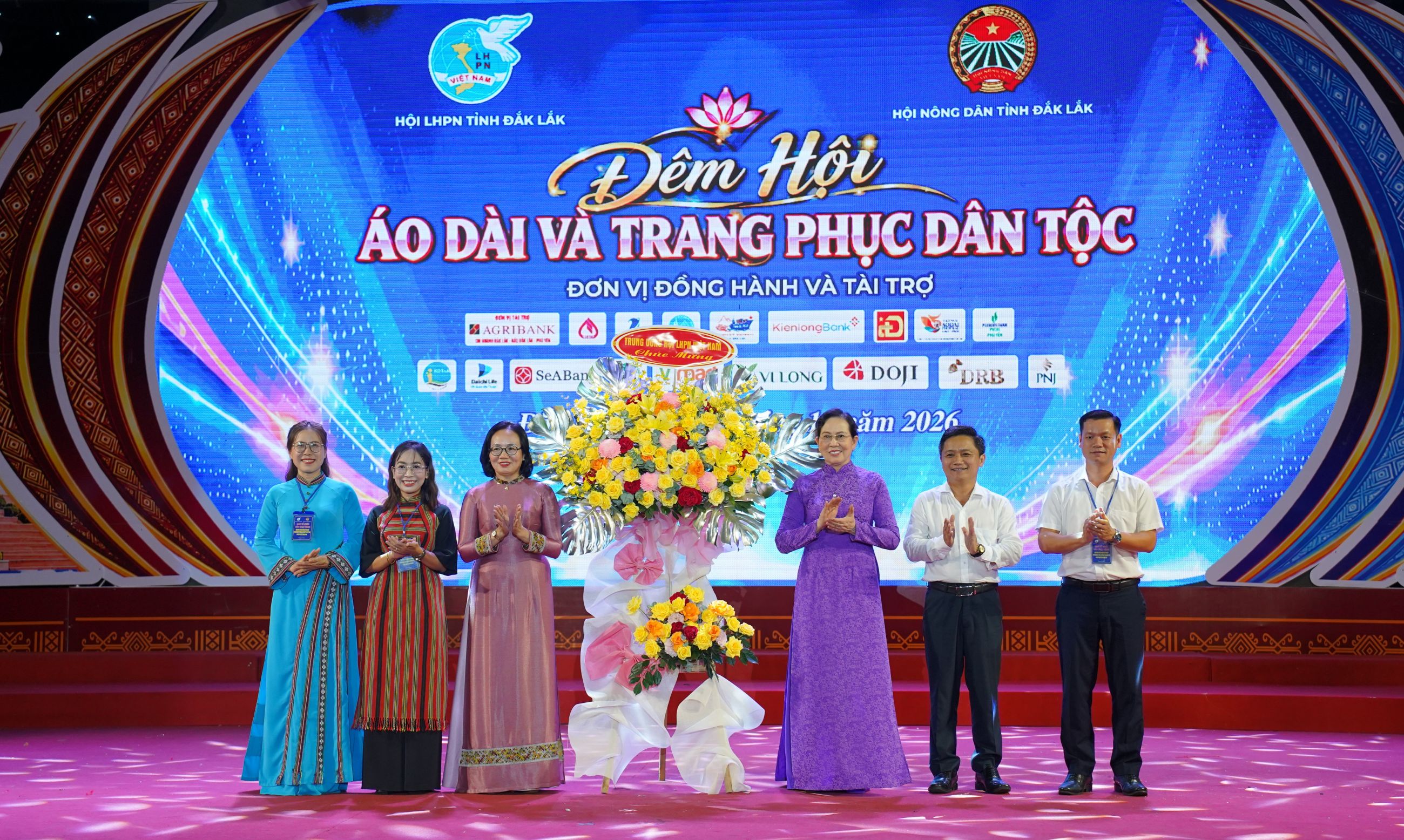 Đặc sắc Đêm hội Áo dài và Trang phục dân tộc “Sắc màu Đắk Lắk – Hội tụ và lan tỏa”