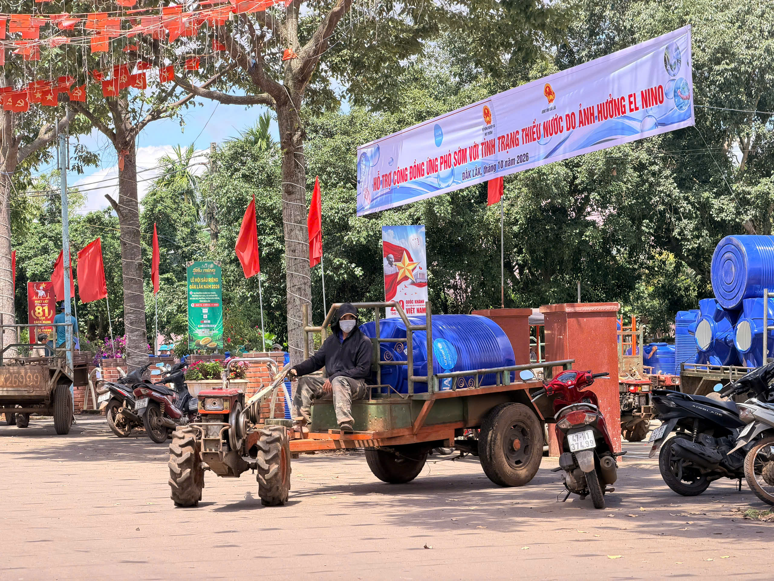 Trao 450 bồn trữ nước giúp người dân khó khăn Đắk Lắk ứng phó hạn hán