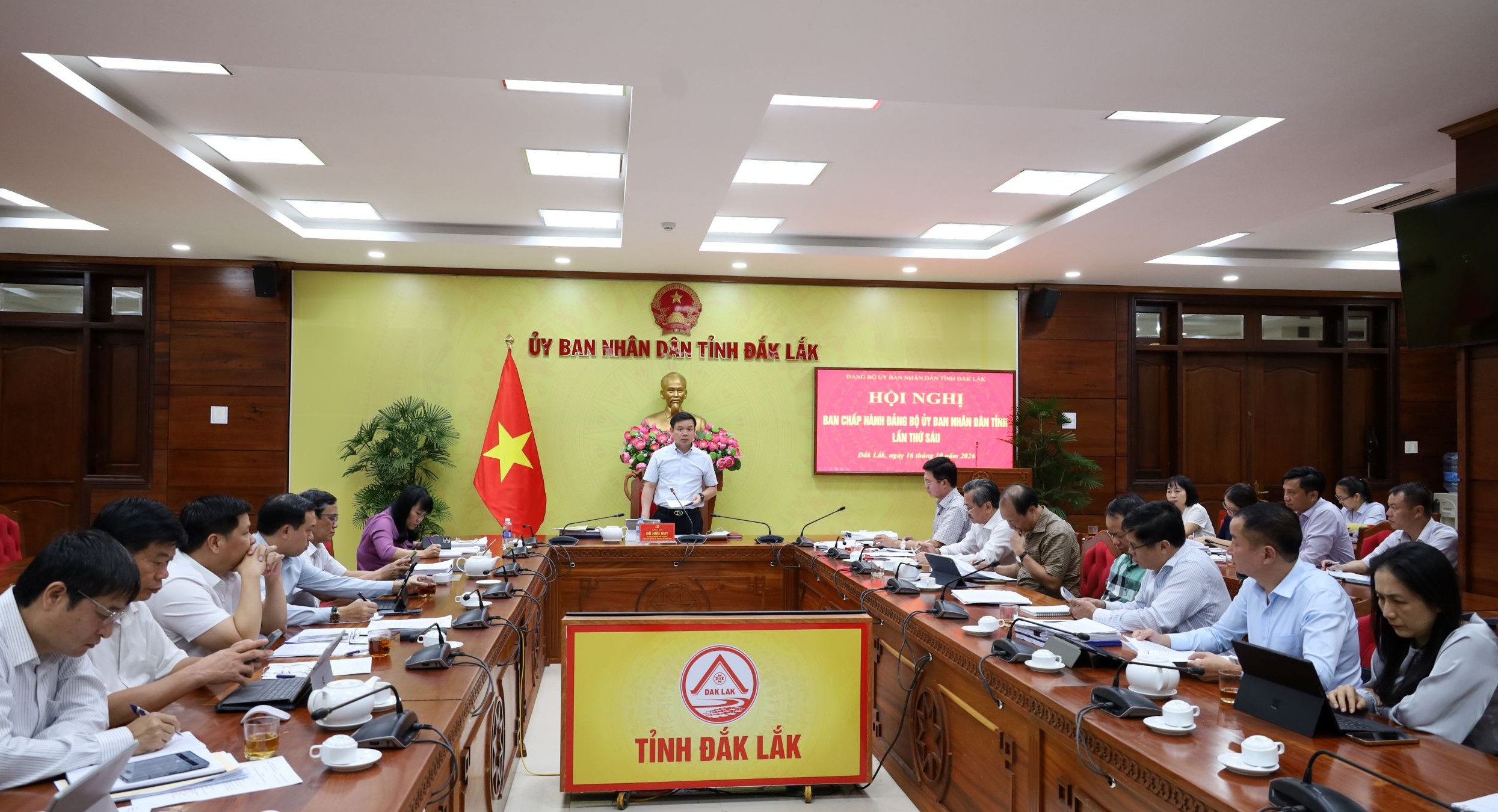 Tăng cường cán bộ về cơ sở, quyết liệt tháo gỡ vướng mắc để hoàn thành chỉ tiêu quý IV