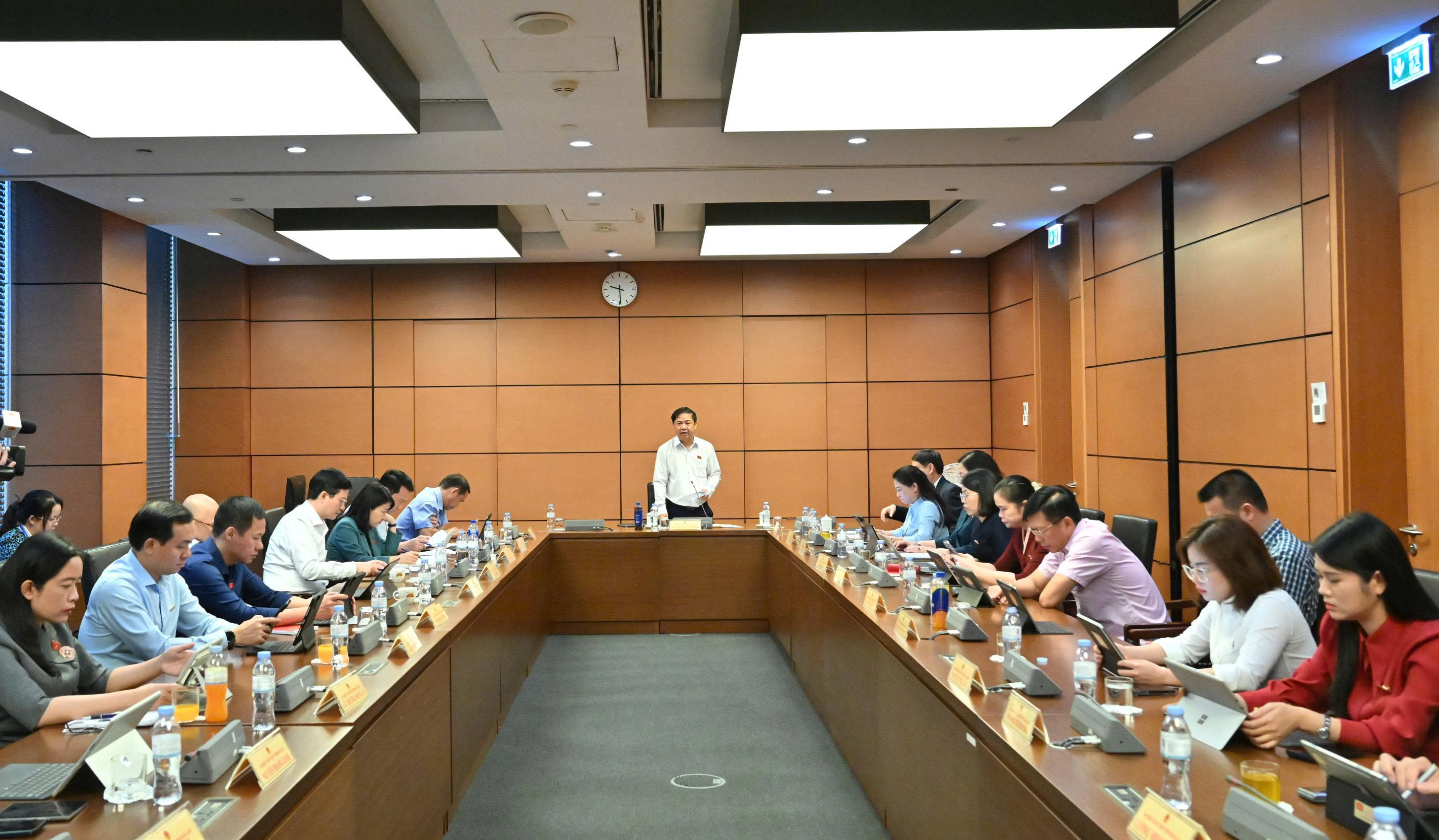Đoàn đại biểu Quốc hội tỉnh Đắk Lắk tham gia thảo luận tại tổ về các dự án luật