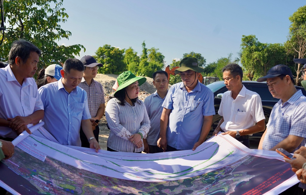 Đồng chí Cao Thị Hòa An khảo sát thực tế một số công trình giao thông phía Đông tỉnh