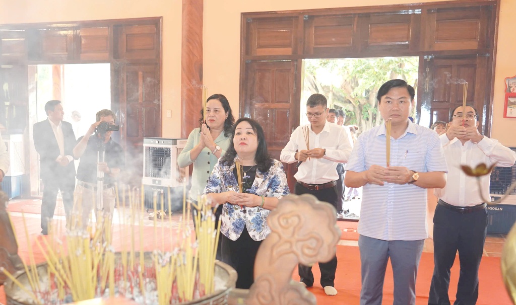 Lãnh đạo tỉnh dâng hương tưởng niệm 415 năm ngày mất danh nhân Lương Văn Chánh