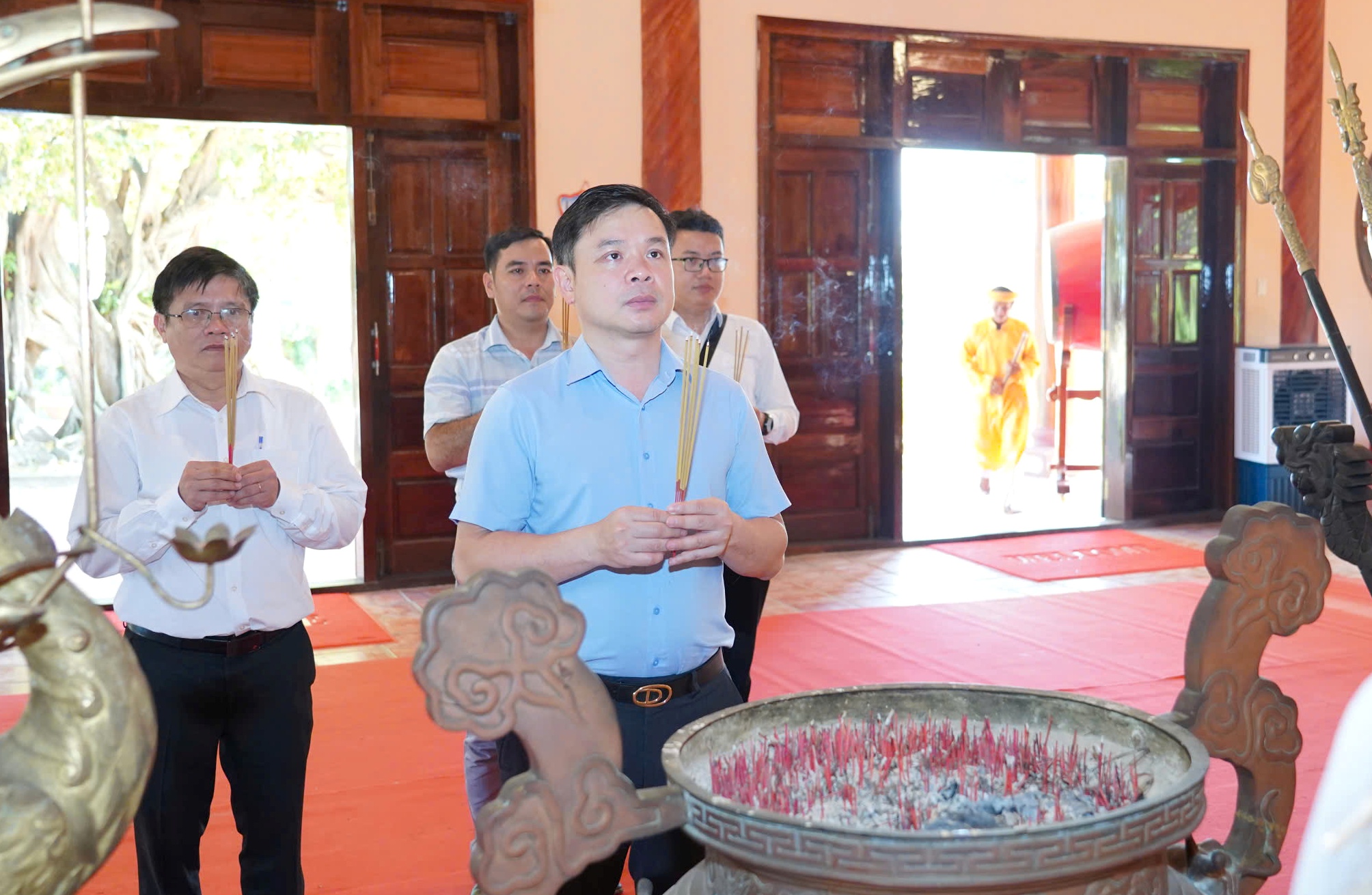 Chủ tịch UBND tỉnh Đỗ Hữu Huy dâng hương tưởng niệm danh nhân Lương Văn Chánh