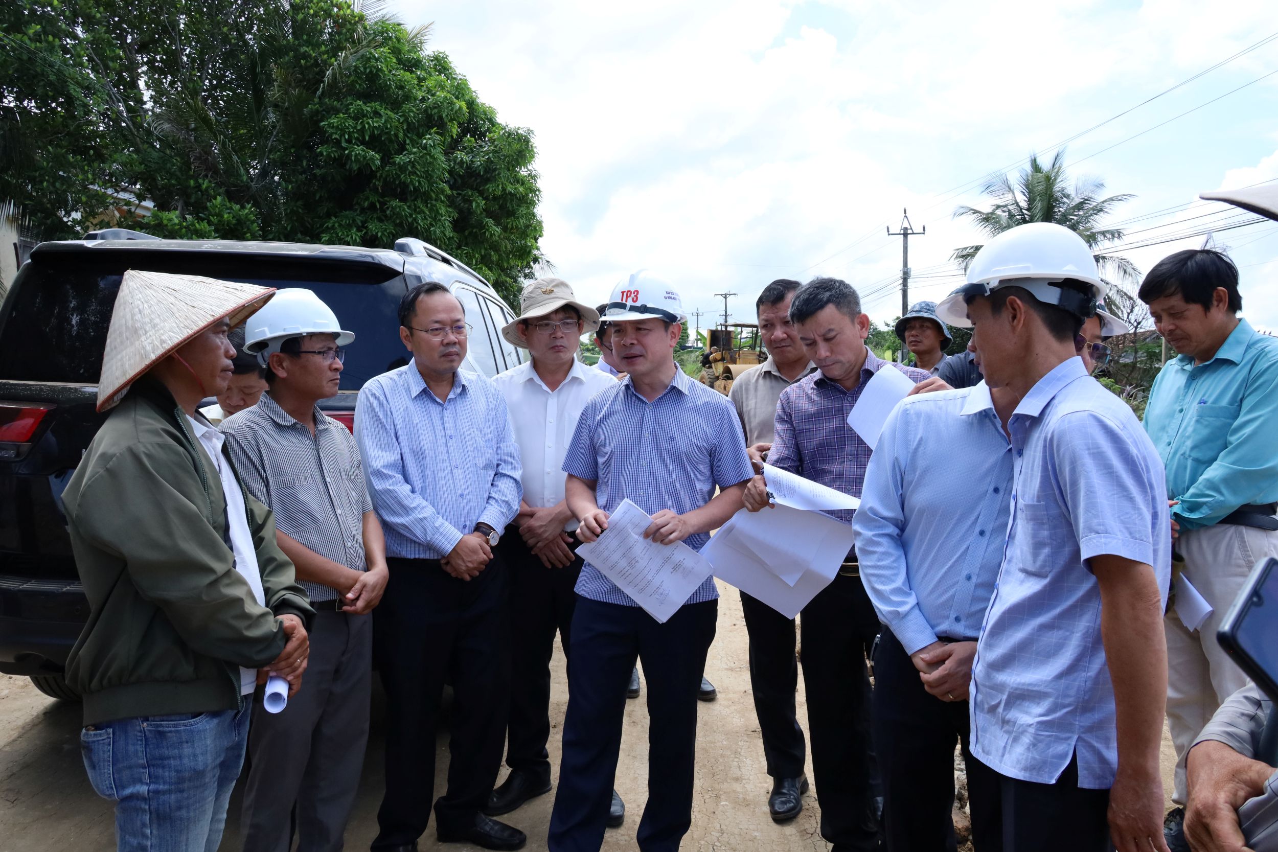 Chủ tịch UBND tỉnh Đỗ Hữu Huy yêu cầu đẩy nhanh tiến độ thi công dự án giao thông trọng điểm, siết chặt quản lý giá vật liệu
